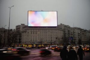 DOOH: cyfrowa reklama zewnętrzna i jak mierzy się jej emisje
