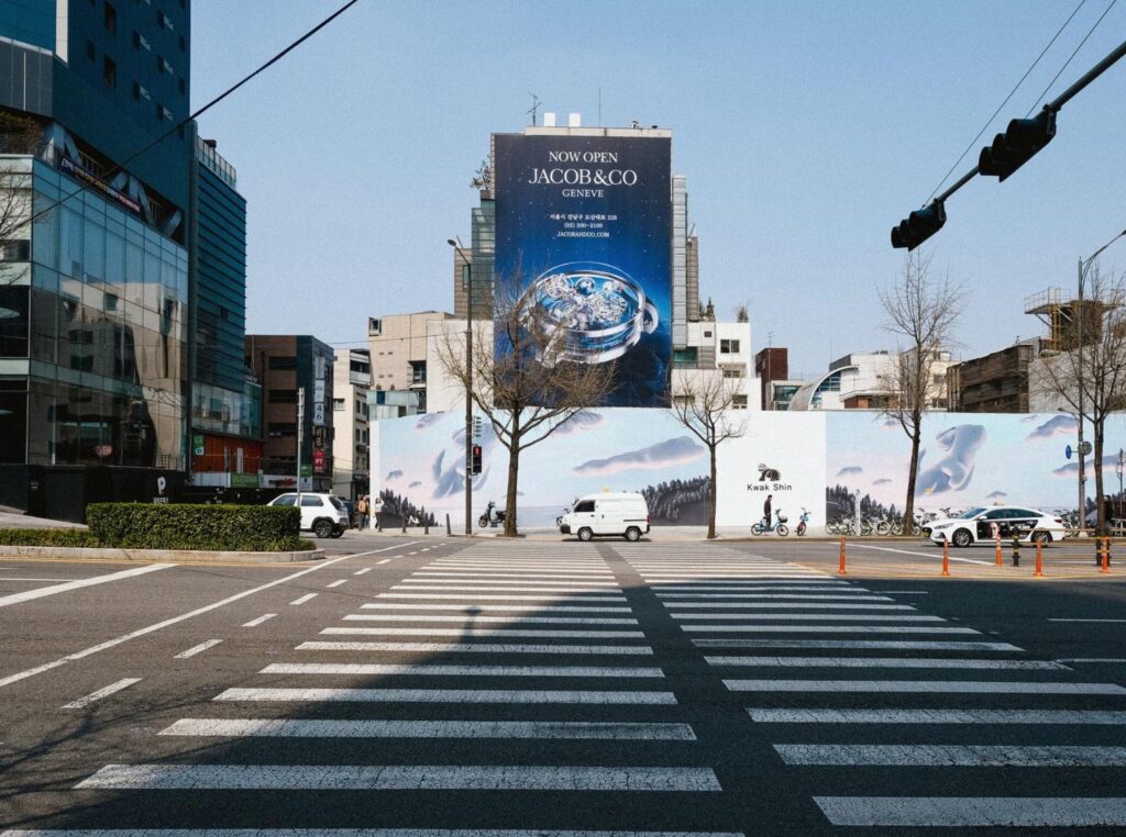 Billboard przy ulicy w mieście, nośnik reklamy zewnętrznej